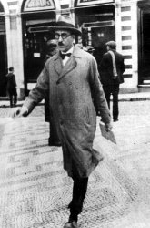 Fernando Pessoa numa rua da Baixa